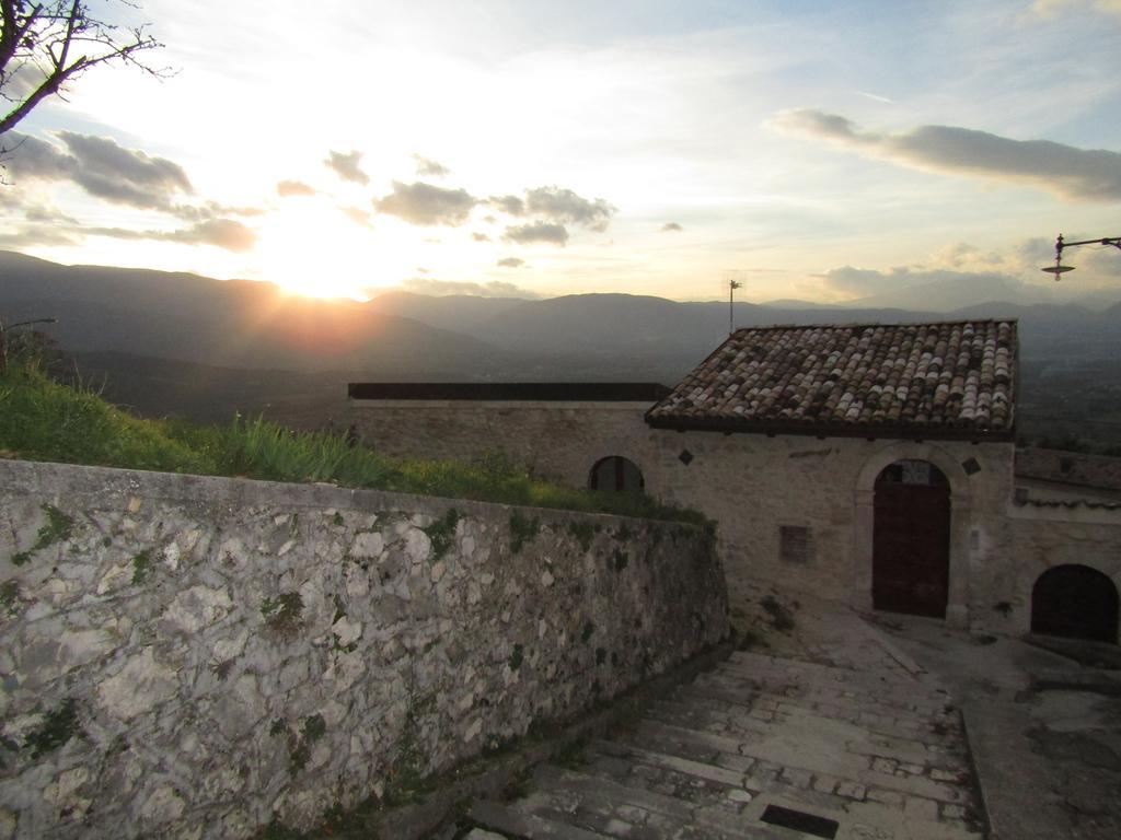 Medieval Village Of Pacentro מראה חיצוני תמונה